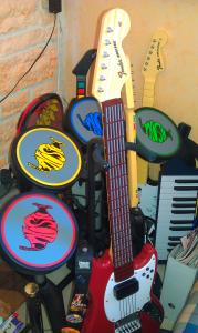Salon Le coin instruments (Rock Band, Guitar Hero) et skateboard (Tony Hawk Shred)